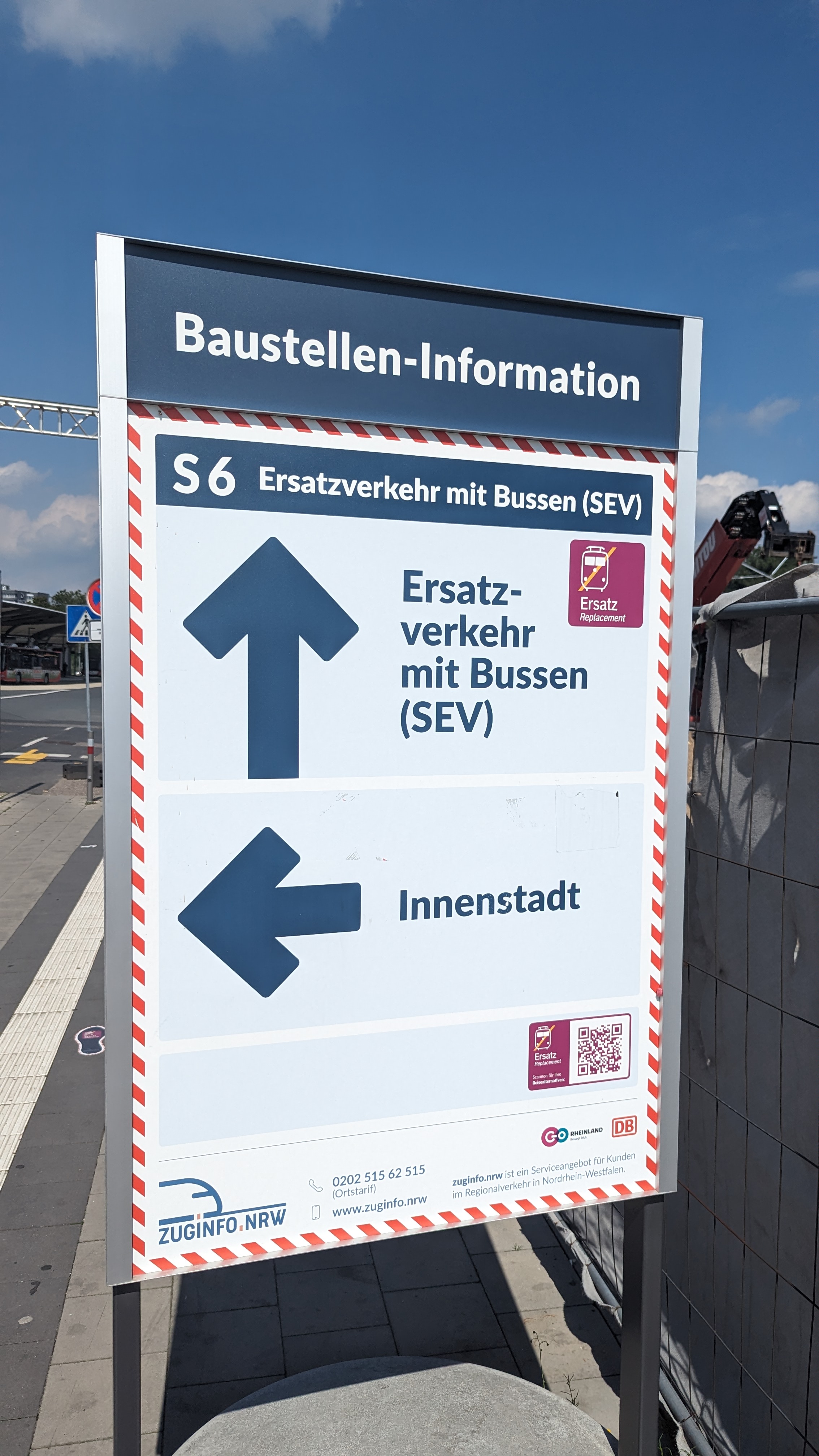 Am Bahnhof Leverkusen-Mitte in Wiesdorf weist ein Schild auf den Ersatzverkehr während der Vollsperrung hin.